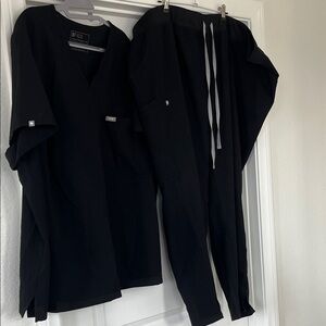 Figs Classic Black Scrub Set